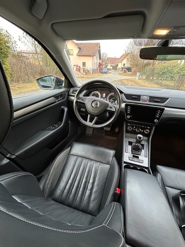 Škoda Superb po čištění sedačka řidiče