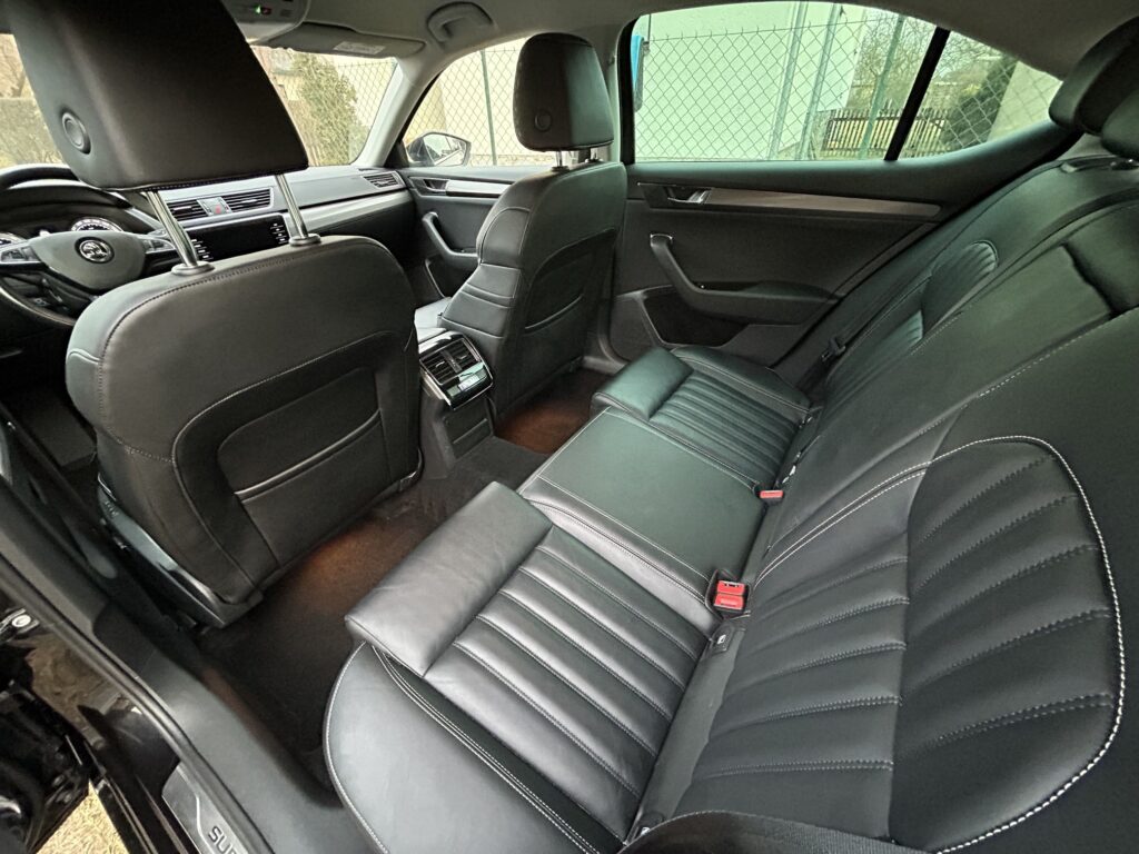 Škoda Superb po čištění zadní interiér
