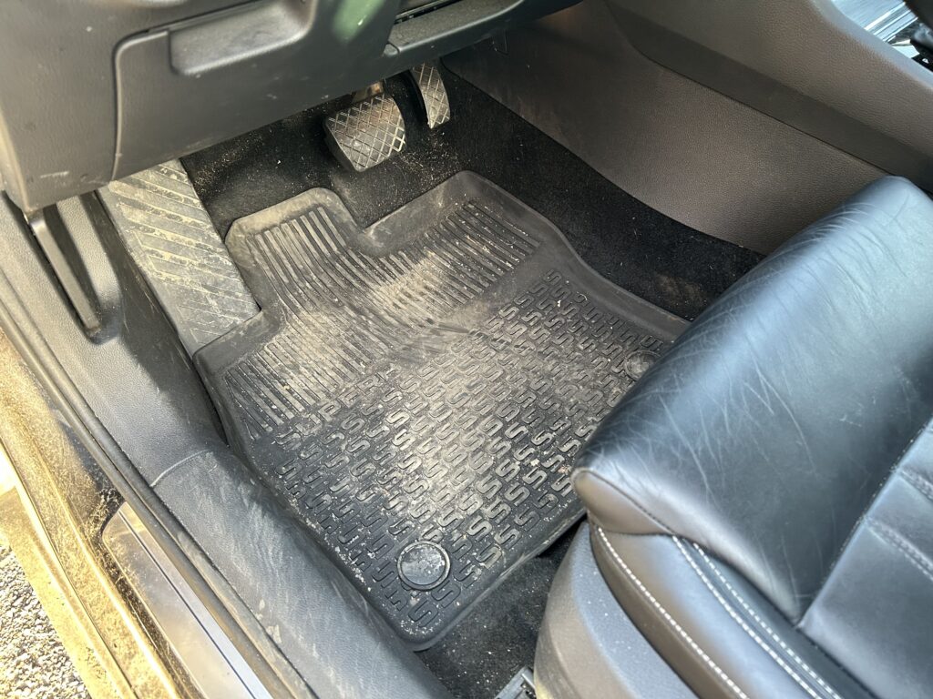 Škoda Superb před čištěním přední rohožka