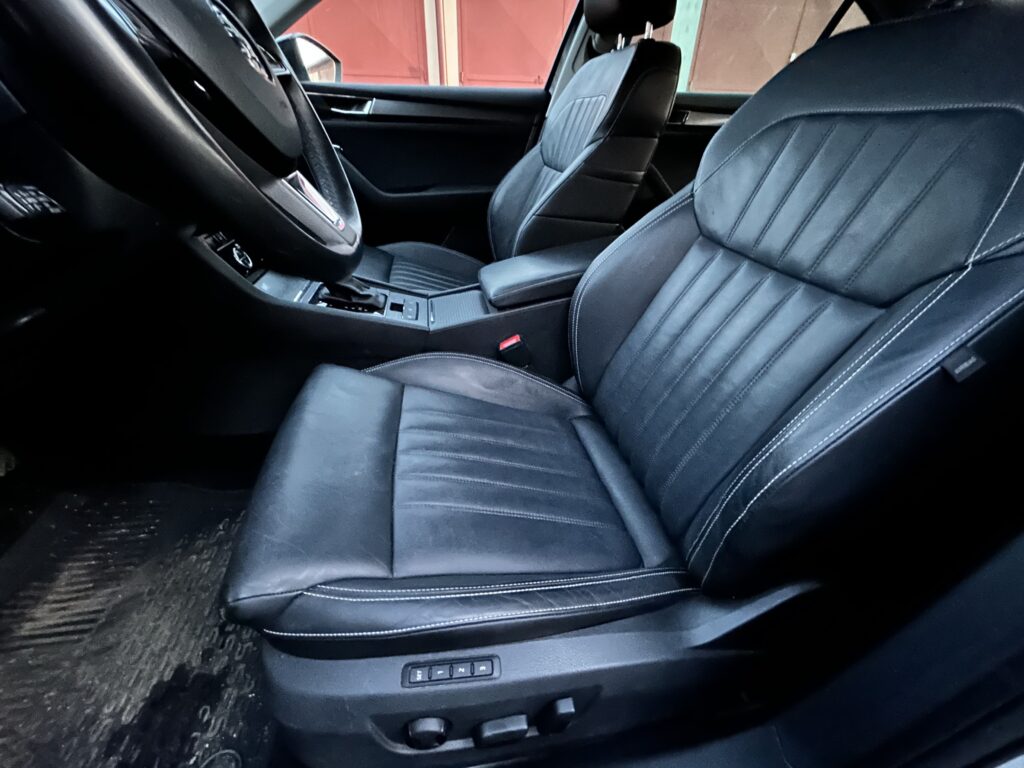 Škoda Superb před čištěním přední sedačky