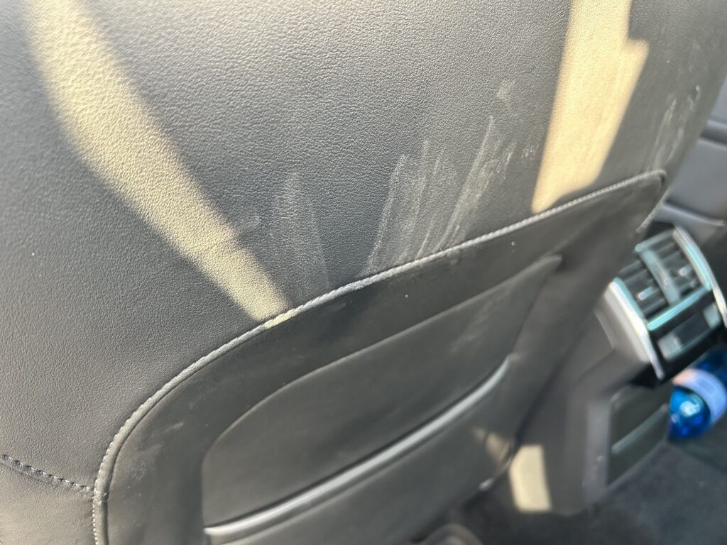 Škoda Superb před čištěním zadní sedačka