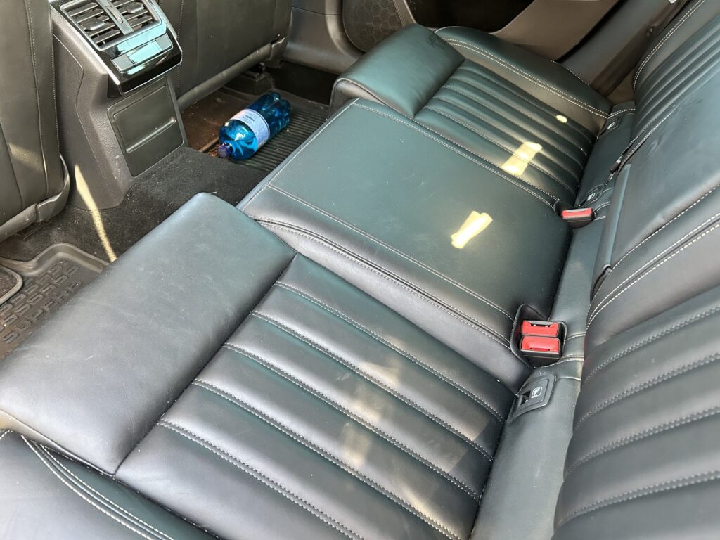 Škoda Superb před čištěním zadní sedačky