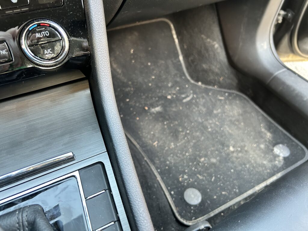 Škoda Superb před čištěním rohožka